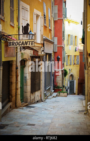 GRASSE, Frankreich - 31. OKTOBER 2014: Straße mit Blumen in der Altstadt Engen Stockfoto