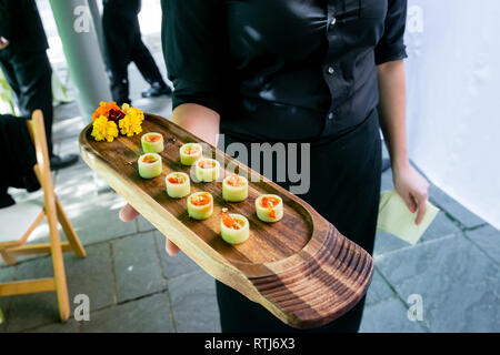 Ein Kellner mit einem Tablett voller vegetarische Vorspeisen - Hochzeit catering Serie Stockfoto