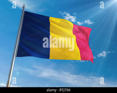 Tschad Fahne Winken auf der Pole gegen Sonne und blauer Himmel. High Definition Stockfoto