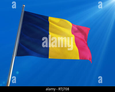 Tschad Fahne Winken auf der Pole gegen Deep Blue Sky. High Definition Stockfoto