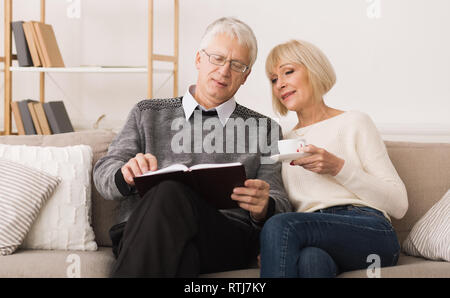 Ältere Paare Zeit miteinander zu verbringen und lesen Buch Stockfoto