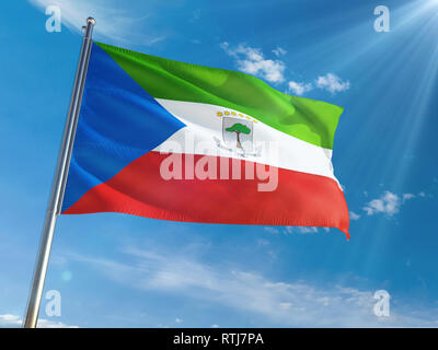 Äquatorialguinea Flagge schwenkten auf Pole gegen Sonne und blauer Himmel. High Definition Stockfoto