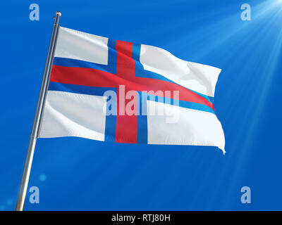 Färöer Inseln Nationalflagge Winken auf der Pole gegen Deep Blue Sky. High Definition Stockfoto