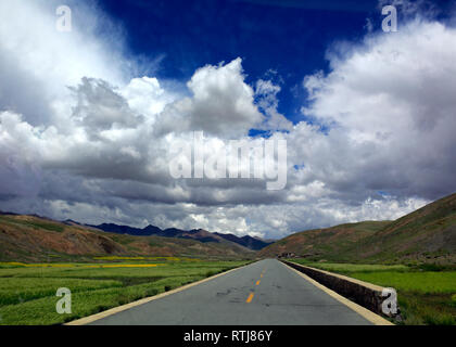 Straße von Gyangtse nach Tsangpo Tal, Shigatse Präfektur, Tibet, China Stockfoto