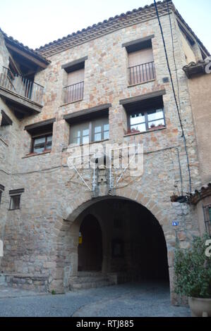 Eingang zu den mittelalterlichen Teil In Alquezar. Landschaften, Natur, Geschichte, Architektur. 28. Dezember 2014. Alquezar, Huesca, Aragón, Spanien Stockfoto