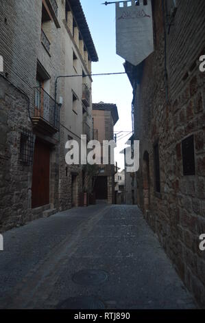 Schönen Straßen der mittelalterlichen Stil In Alquezar. Landschaften, Natur, Geschichte, Architektur. 28. Dezember 2014. Alquezar, Huesca, Aragón, Spanien Stockfoto