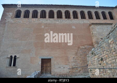 Haupteingang Fassade der Stiftskirche Alquezar Schloss. Landschaften, Natur, Geschichte, Architektur. 28. Dezember 2014. Alquezar, Huesca, Aragón, Spanien Stockfoto