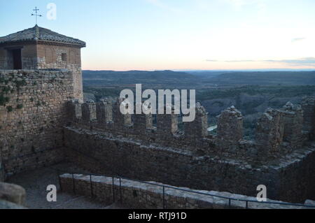 Schöne Wände Der stiftskirche Schloss In Alquezar. Landschaften, Natur, Geschichte, Architektur. 28. Dezember 2014. Alquezar, Huesca, Aragón, Spanien, Stockfoto