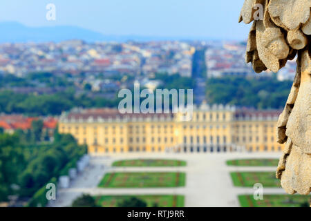 Blick auf Schloss Schönbrunn von Gloriette, Wien, Österreich Stockfoto
