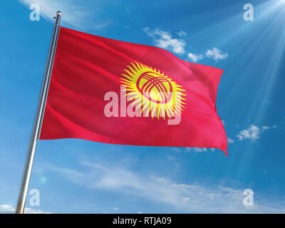 Kirgistan Nationalflagge Winken auf der Pole gegen Sonne und blauer Himmel. High Definition Stockfoto