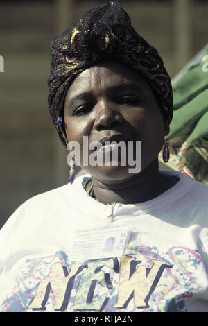 17. Oktober 1993 einen lokalen somalischen Frau, als Human Resources Officer bei unosom Hauptsitz in Mogadischu, Somalia. Stockfoto