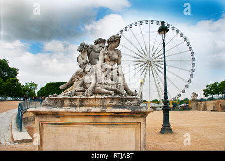 Classic Statue mit Riesenrad im Hintergrund, Jardin des Tuileries, Paris, Frankreich Stockfoto