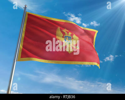 Montenegro Nationalflagge Winken auf der Pole gegen Sonne und blauer Himmel. High Definition Stockfoto