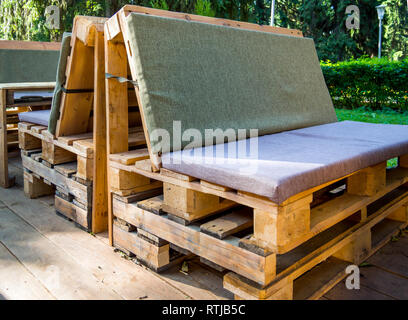 Möbel aus alten hölzernen cargo Paletten Stockfoto