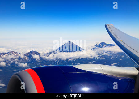 Luftaufnahme der Vulkane, Petropawlowsk-Kamtschatski, Ochotskisches Meer, Kamtschatka, Russland Stockfoto