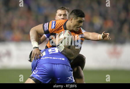 Castleford Tiger' Peter Mata'utia wird durch den Rumpf Kr Junior Vaivai während der Betfred Super League Match auf dem Weg der Besserung - A - Schlauch Dschungel, Castleford in Angriff genommen. Stockfoto