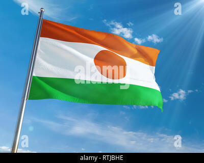 Niger Flagge schwenkten auf Pole gegen Sonne und blauer Himmel. High Definition Stockfoto