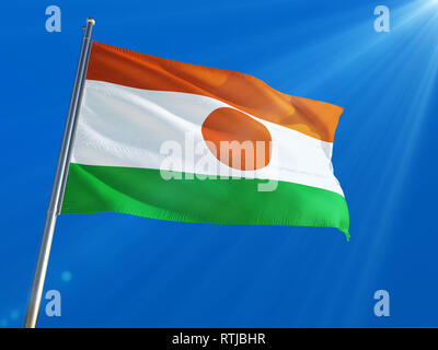 Niger Flagge schwenkten auf Pole gegen Deep Blue Sky. High Definition Stockfoto