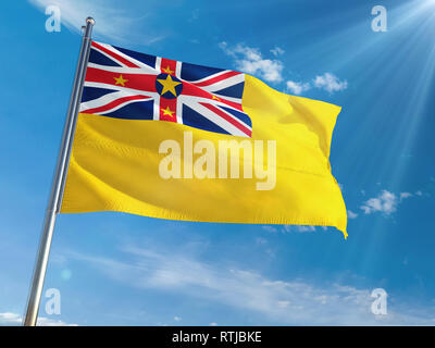 Niue National Flagge schwenkten auf Pole gegen Sonne und blauer Himmel. High Definition Stockfoto