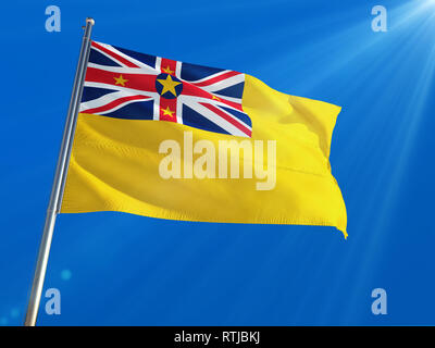 Niue National Flagge schwenkten auf Pole gegen Deep Blue Sky. High Definition Stockfoto