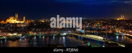 Nachtansicht von Istanbul und Big Horn vom Galata-Turm, Bosporus, Istanbul, Türkei Stockfoto