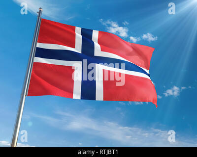 Norwegen Flagge schwenkten auf Pole gegen Sonne und blauer Himmel. High Definition Stockfoto