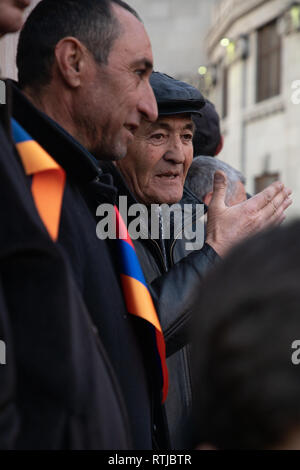 YEREVAN, Armenien - Mar 01, 2019: armenische Volk freundlich marschieren auf den Straßen von Eriwan - Samtene Revolution - Vizepräsident Nikol Pashinyan - Stockfoto