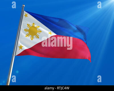 Philippinen Flagge schwenkten auf Pole gegen Deep Blue Sky. High Definition Stockfoto