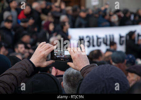 YEREVAN, Armenien - Mar 01, 2019: armenische Volk freundlich marschieren auf den Straßen von Eriwan - Samtene Revolution - Vizepräsident Nikol Pashinyan - Stockfoto