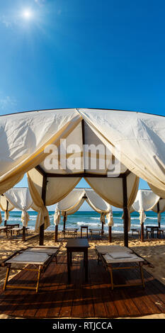Strand Zelte Überdachungen auf Morgen Paradies, weißen Sandstrand. Das schönste Meer Sandstrand von Apulien, Italien. Stockfoto