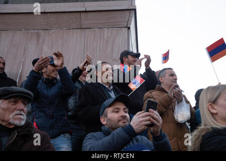 YEREVAN, Armenien - Mar 01, 2019: armenische Volk freundlich marschieren auf den Straßen von Eriwan - Samtene Revolution - Vizepräsident Nikol Pashinyan - Stockfoto