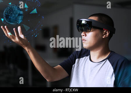Die Erfahrung der Virtuellen Realität Welt mit hololens 1. Stockfoto