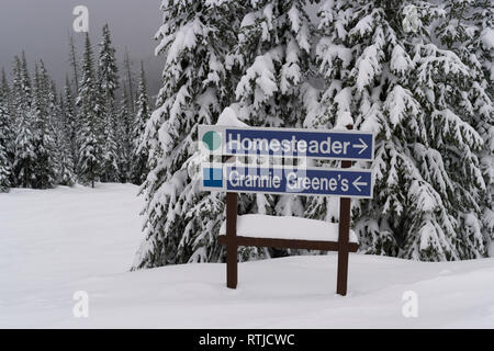 Hinweisschild in Snow, Sun Peaks Resort, Sun Peaks, Kamloops, British Columbia, Kanada Stockfoto