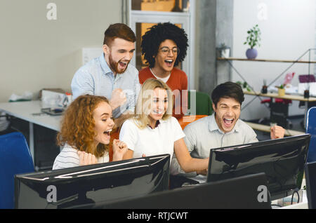 Business Team auf dem Bildschirm eines Computers Sieg feiern. Stockfoto