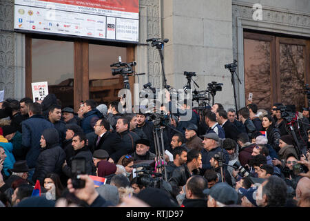 YEREVAN, Armenien - Mar 01, 2019: armenische Volk freundlich marschieren auf den Straßen von Eriwan - Samtene Revolution - Vizepräsident Nikol Pashinyan - Stockfoto