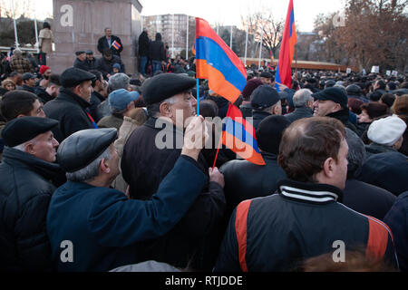 YEREVAN, Armenien - Mar 01, 2019: armenische Volk freundlich marschieren auf den Straßen von Eriwan - Samtene Revolution - Vizepräsident Nikol Pashinyan - Stockfoto