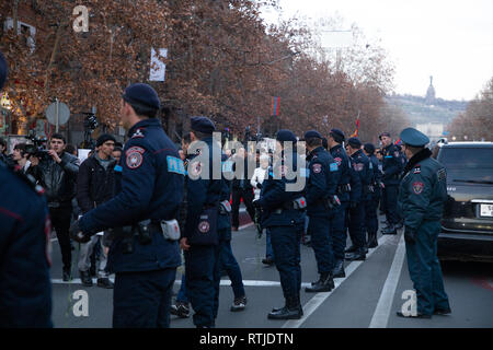 YEREVAN, Armenien - Mar 01, 2019: armenische Volk freundlich marschieren auf den Straßen von Eriwan - Samtene Revolution - Vizepräsident Nikol Pashinyan - Stockfoto