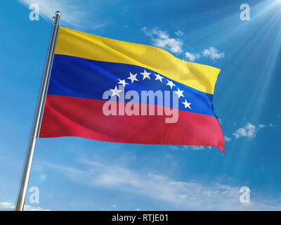 Venezuela Flagge schwenkten auf Pole gegen Sonne und blauer Himmel. High Definition Stockfoto