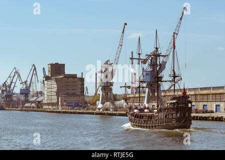 Touristen auf mock Pirat Schiff segeln auf der Martwa Wisla Fluss durch die Werften in Danzig, Polen, Europa Stockfoto