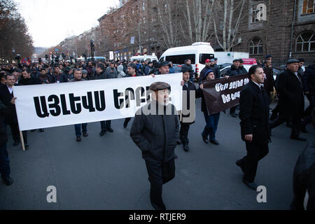 YEREVAN, Armenien - Mar 01, 2019: armenische Volk freundlich marschieren auf den Straßen von Eriwan - Samtene Revolution - Vizepräsident Nikol Pashinyan - Stockfoto