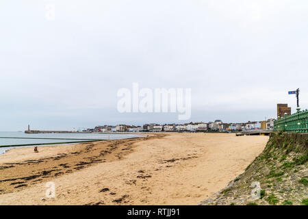 Landschaft von Margate seafront mit den wichtigsten Sands, Hafen, Turner Center Art Gallery und dem Meer Bauten einschließlich Traumland. Grauen bewölkten Himmel. Stockfoto