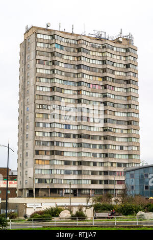 Block Brexit Zeichen großen Buchstaben in den Fenstern der 1964 Brutalismus architektonischen Stil Arlington House Tower Block auf Margate Seafront. Stockfoto