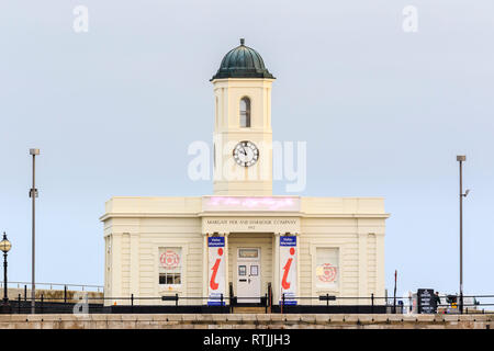 Margate Fremdenverkehrsamt, Droit Haus, doppelt verglasten Gebäude mit Uhrturm auf dem steinernen Pier. Bedeckt grauer Himmel. Stockfoto