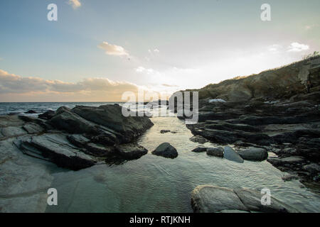 Ein Felsen bei Ebbe. An einem Strand in Rhode-Island genommen Stockfoto
