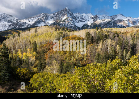 Mount Sneffels Bergkette mit einem frischen Anfang Herbst Schnee. Aspen, Kiefer und Eiche zu den farbenfrohen Vordergrund. Stockfoto