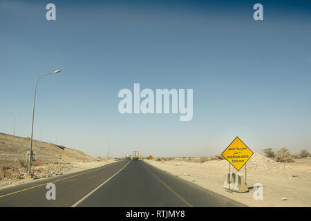 Erkennung Warnzeichen für die Arbeit an der omanischen Straßennetz Stockfoto