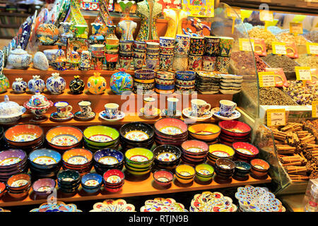 Gewürz-Basar, ägyptischer Basar, handgemachte traditionelle türkische Gerichte, Istanbul, Türkei Stockfoto