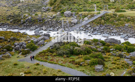 Hängende Brücke über Highland River im Hooker Valley Track Stockfoto