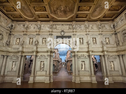 VICENZA, Italien - Dezember 29, 2018: Innenansicht des olympischen Theater (Teatro Olimpico), das älteste erhaltene Stufe noch in Existenz gesetzt Stockfoto