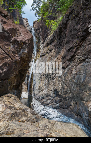 Wasserfall auf der Insel Koh Chang in Thailand. Stockfoto